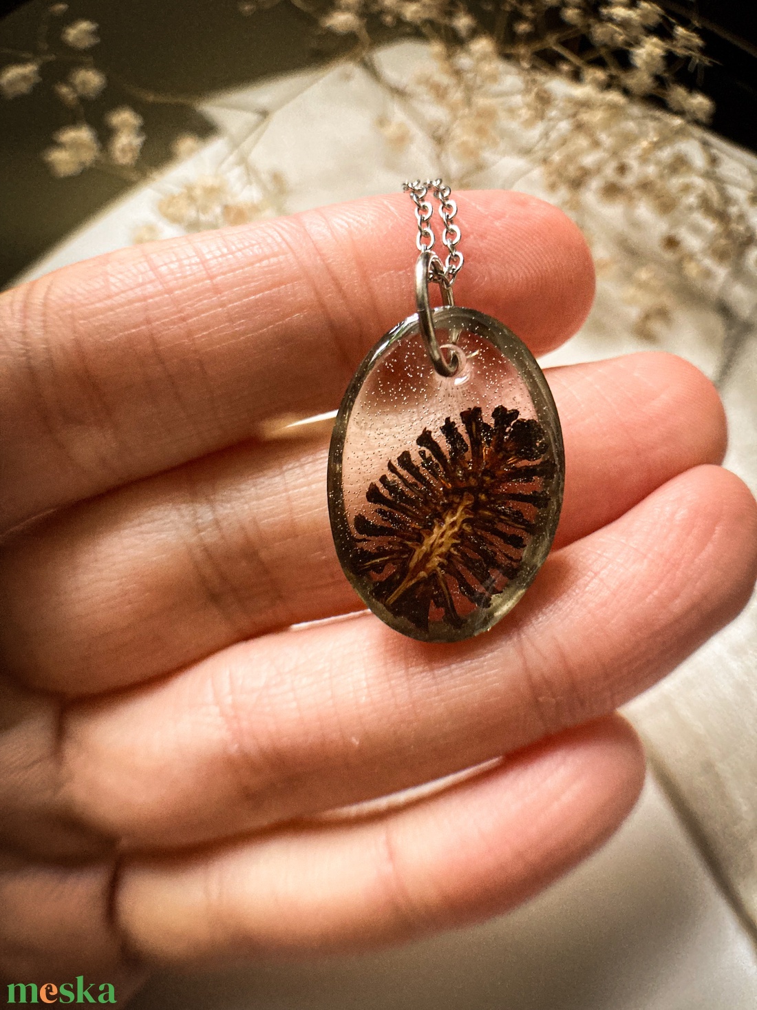 Medálos nyaklánc - Műgyanta medál tobozzal díszítve - ékszer - nyaklánc - medálos nyaklánc - Meska.hu