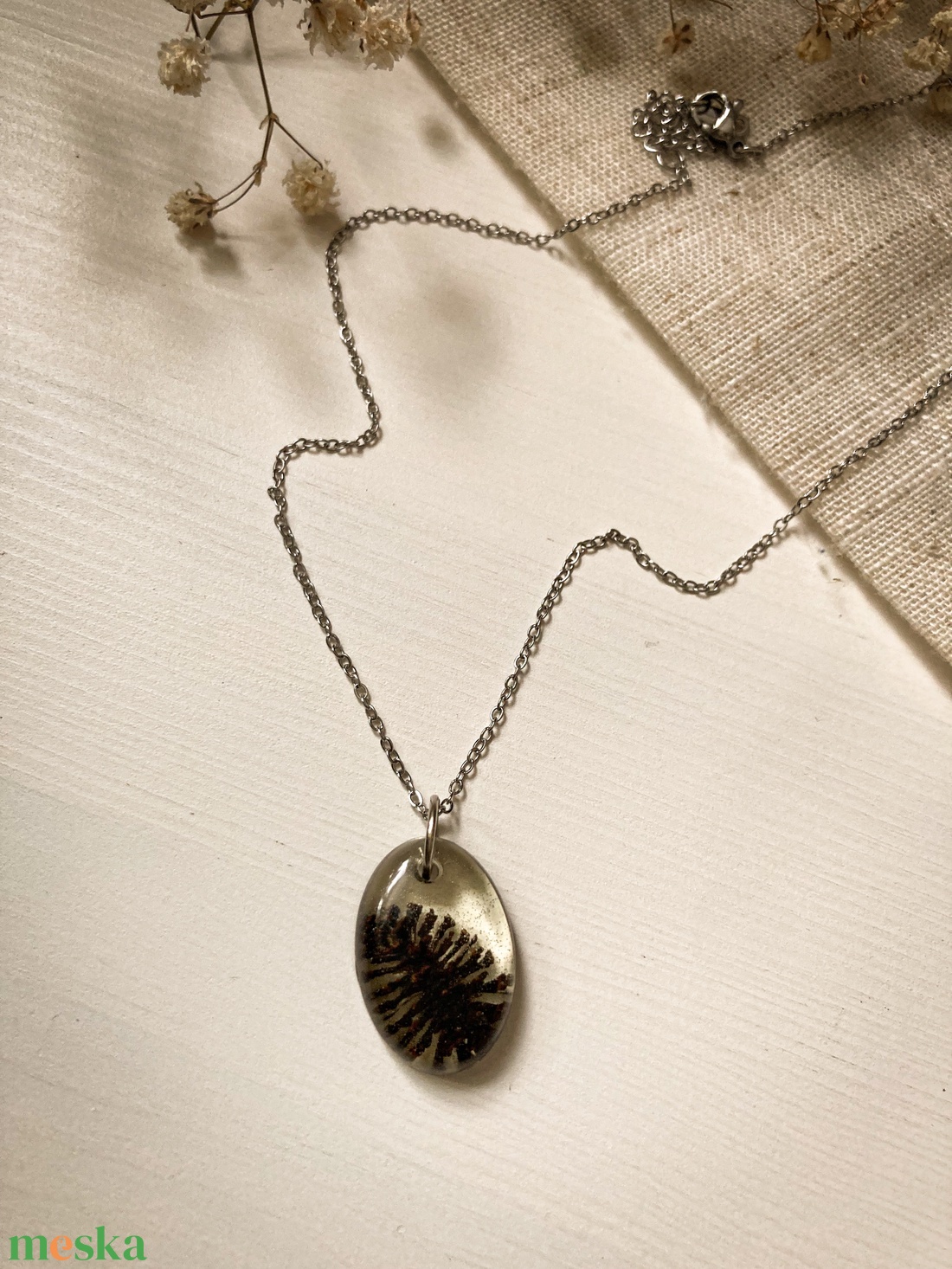 Medálos nyaklánc - Műgyanta medál tobozzal díszítve - ékszer - nyaklánc - medálos nyaklánc - Meska.hu