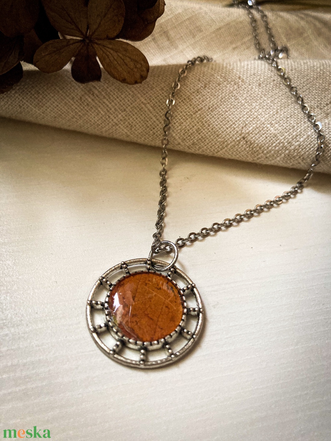 Medálos nyaklánc - Levéllel díszített műgyanta medál - ékszer - nyaklánc - medálos nyaklánc - Meska.hu