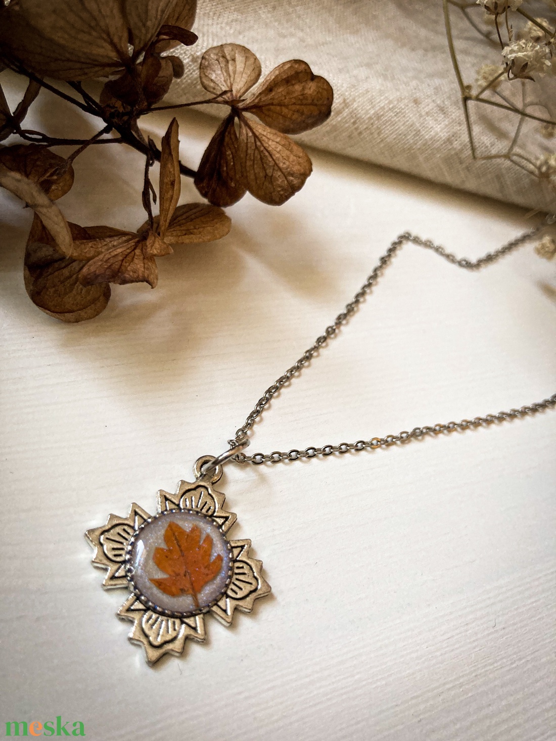 Medálos nyaklánc - Levéllel díszített műgyanta medál - ékszer - nyaklánc - medálos nyaklánc - Meska.hu