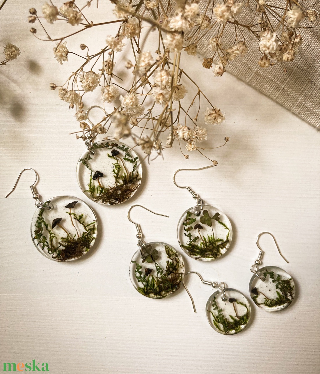 Lógó fülbevaló - Kerek műgyanta fülbevaló pici gombákkal  - ékszer - fülbevaló - lógós kerek fülbevaló - Meska.hu