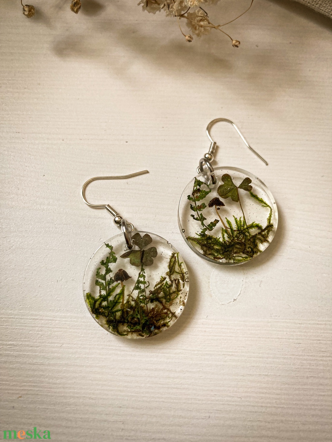 Lógó fülbevaló - Kerek műgyanta fülbevaló pici gombákkal  - ékszer - fülbevaló - lógós kerek fülbevaló - Meska.hu