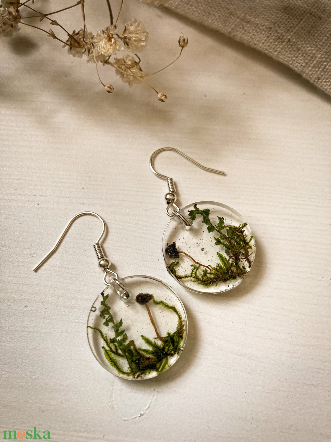 Lógó fülbevaló - Kerek műgyanta fülbevaló pici gombákkal  - ékszer - fülbevaló - lógós kerek fülbevaló - Meska.hu