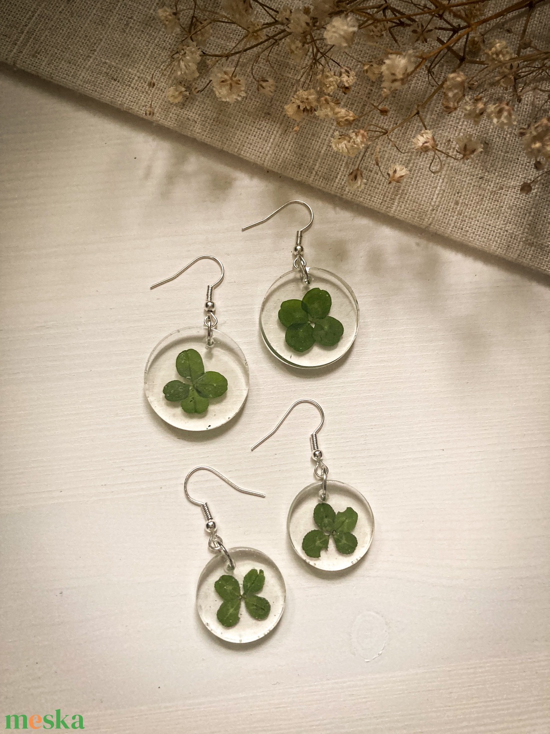 Lógó fülbevaló - Négylevelű lóherés kerek műgyanta fülbevaló - ékszer - fülbevaló - lógó fülbevaló - Meska.hu