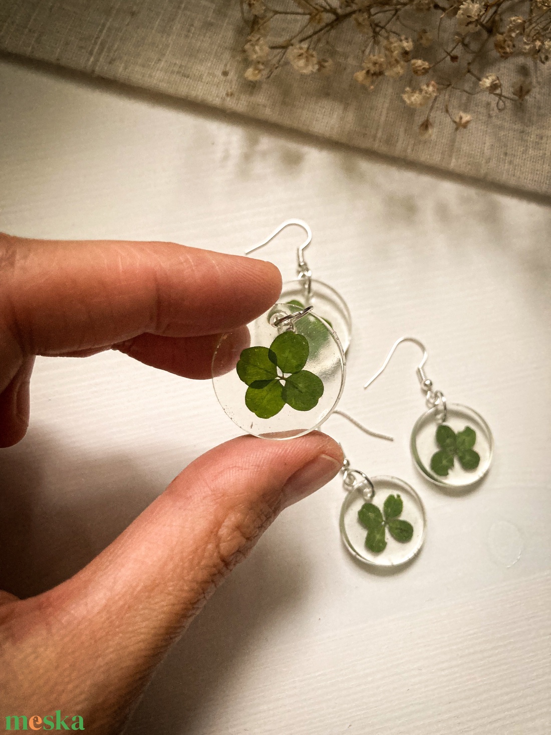 Lógó fülbevaló - Négylevelű lóherés kerek műgyanta fülbevaló - ékszer - fülbevaló - lógó fülbevaló - Meska.hu