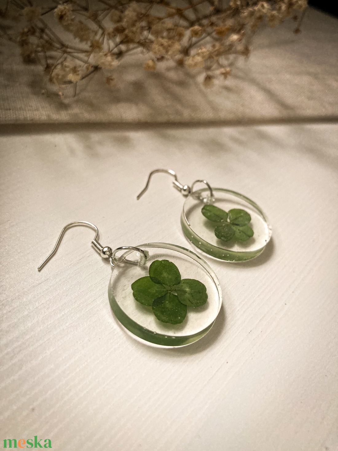 Lógó fülbevaló - Négylevelű lóherés kerek műgyanta fülbevaló - ékszer - fülbevaló - lógó fülbevaló - Meska.hu