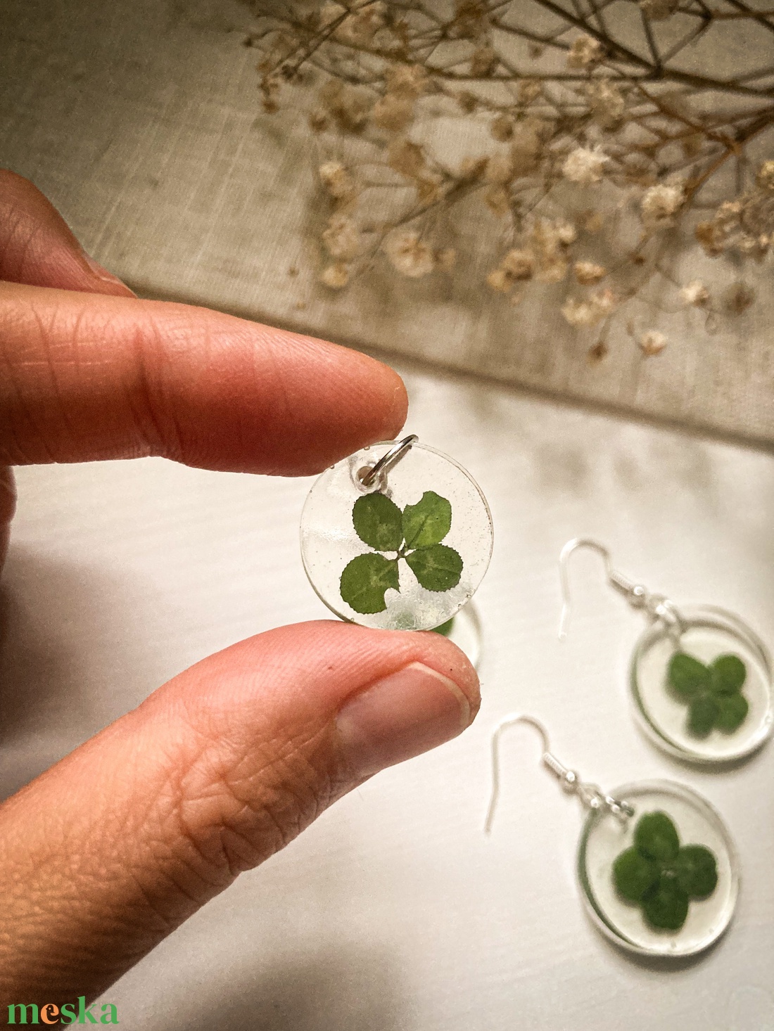 Lógó fülbevaló - Négylevelű lóherés kerek műgyanta fülbevaló - ékszer - fülbevaló - lógó fülbevaló - Meska.hu