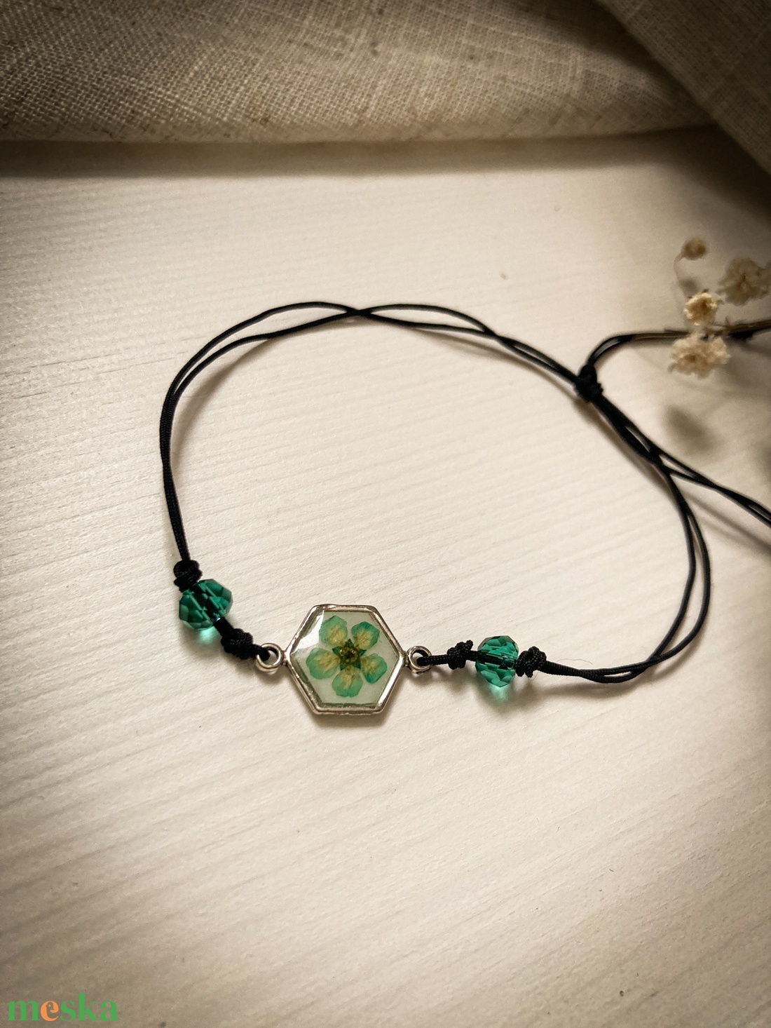 Zsinórkarkötő - préselt virággal díszítve  - ékszer - karkötő - karkötő medállal - Meska.hu