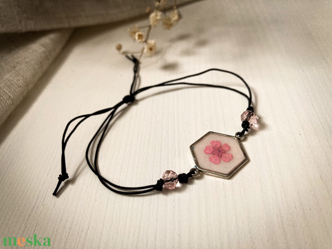 Zsinórkarkötő - préselt virággal díszítve  - ékszer - karkötő - karkötő medállal - Meska.hu