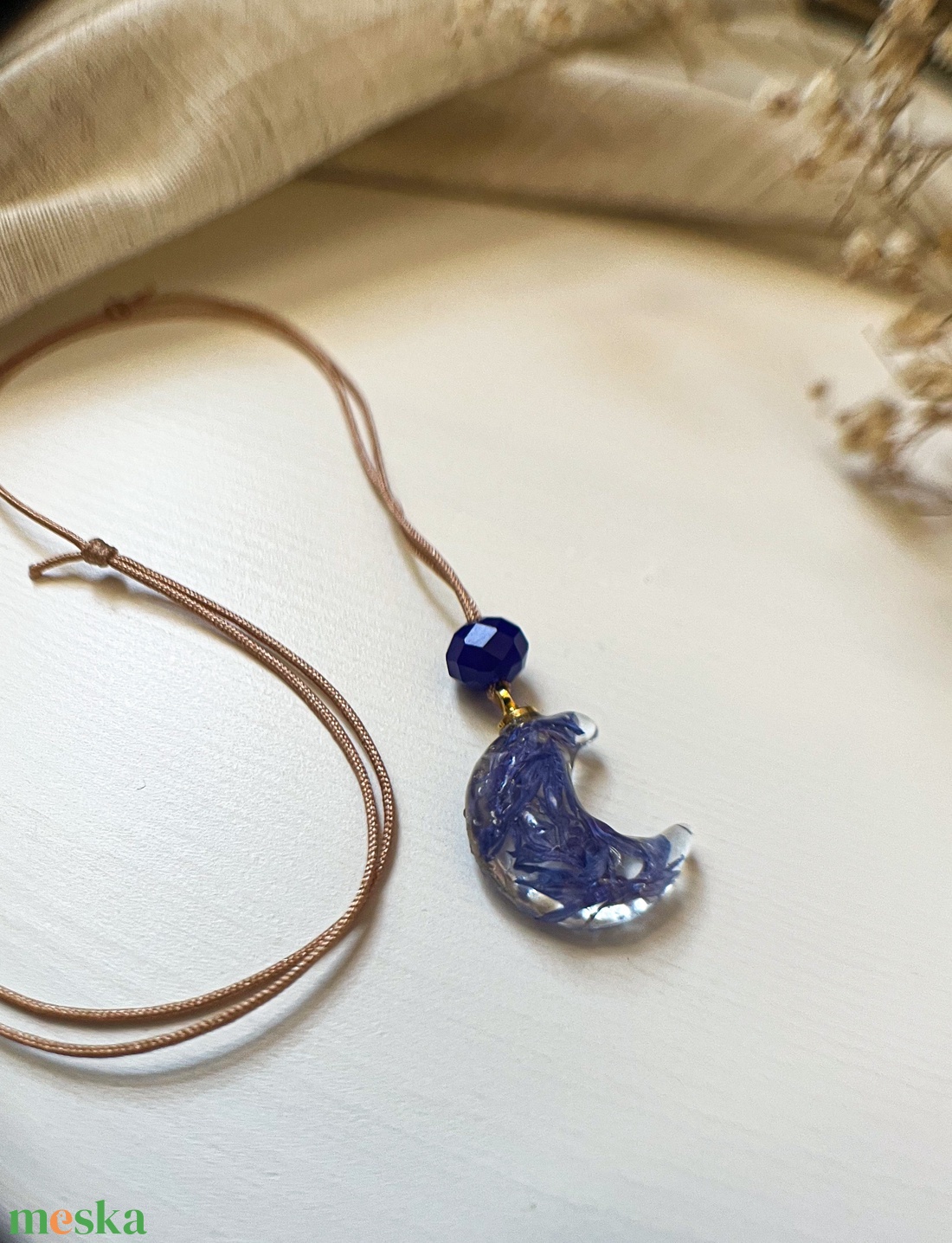 Medálos nyaklánc - Hold alakú műgyanta medál - ékszer - nyaklánc - medálos nyaklánc - Meska.hu