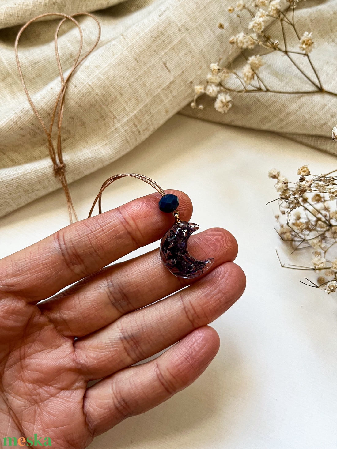 Medálos nyaklánc - Hold alakú műgyanta medál - ékszer - nyaklánc - medálos nyaklánc - Meska.hu