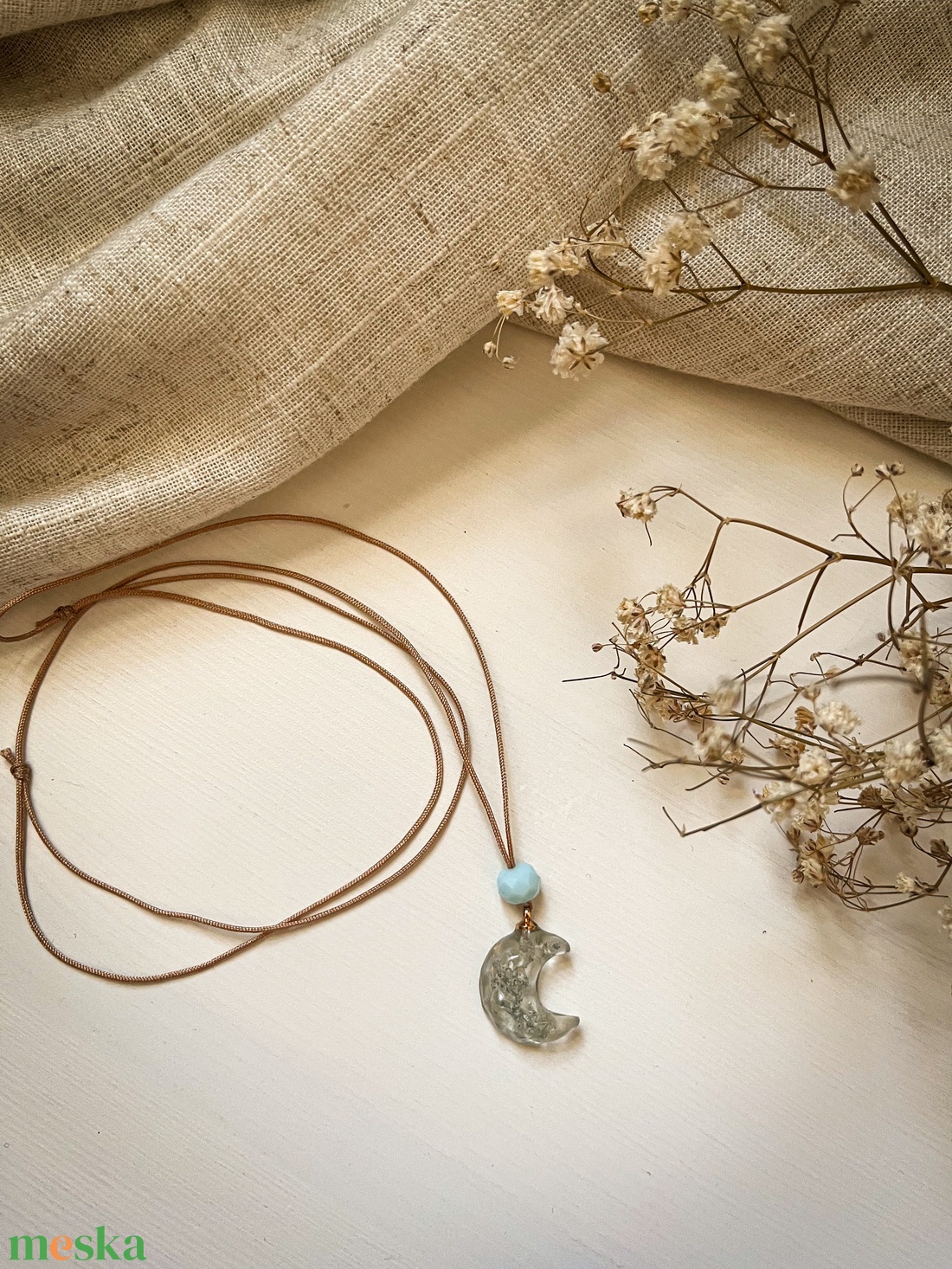 Medálos nyaklánc - Hold alakú műgyanta medál - ékszer - nyaklánc - medálos nyaklánc - Meska.hu