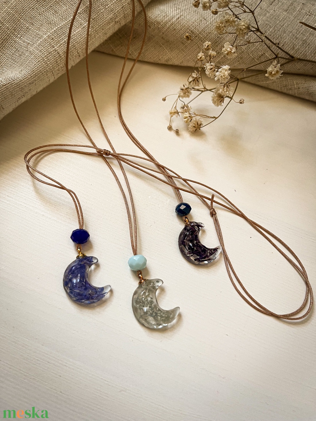 Medálos nyaklánc - Hold alakú műgyanta medál - ékszer - nyaklánc - medálos nyaklánc - Meska.hu