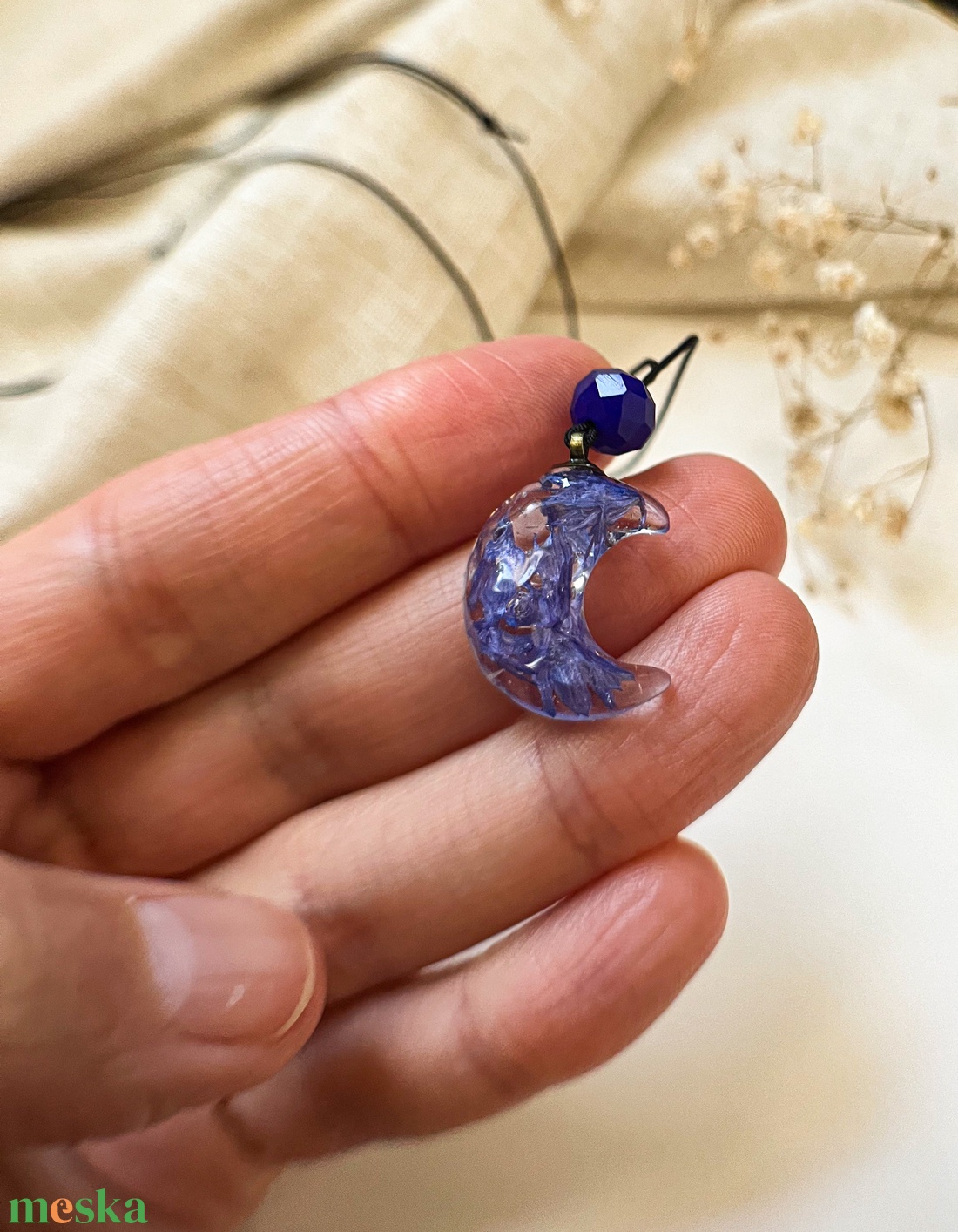 Medálos nyaklánc - Hold alakú műgyanta medál - ékszer - nyaklánc - medálos nyaklánc - Meska.hu