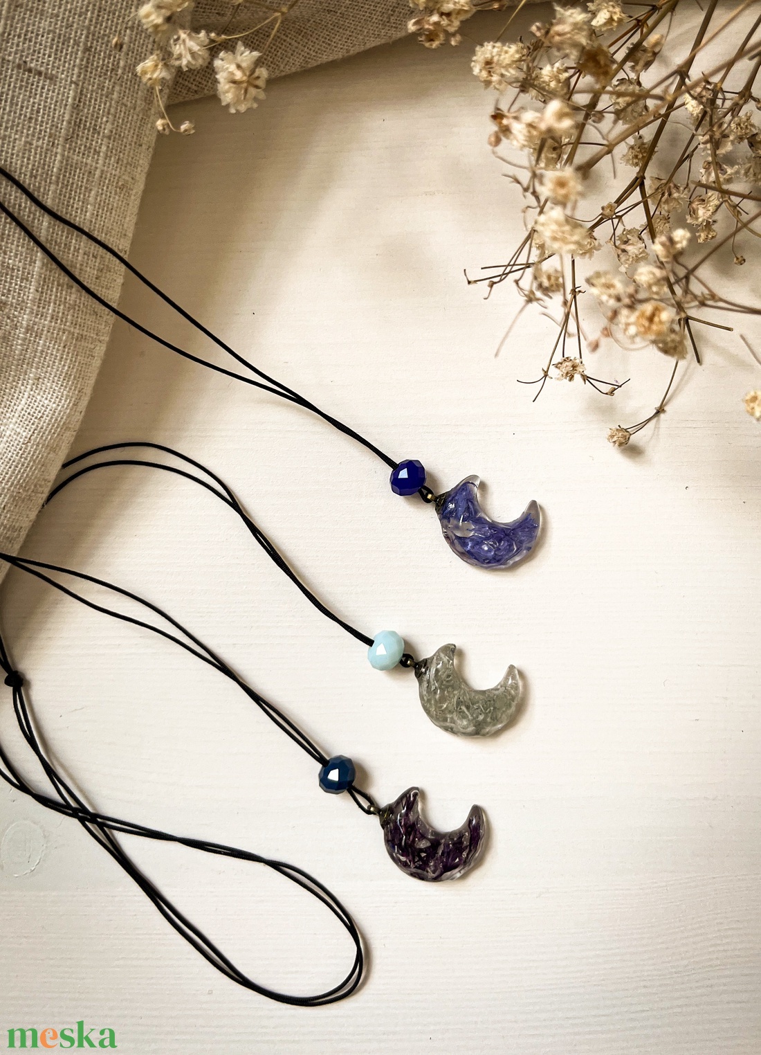 Medálos nyaklánc - Hold alakú műgyanta medál - ékszer - nyaklánc - medálos nyaklánc - Meska.hu