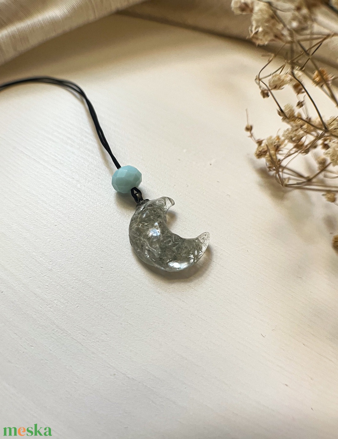 Medálos nyaklánc - Hold alakú műgyanta medál - ékszer - nyaklánc - medálos nyaklánc - Meska.hu