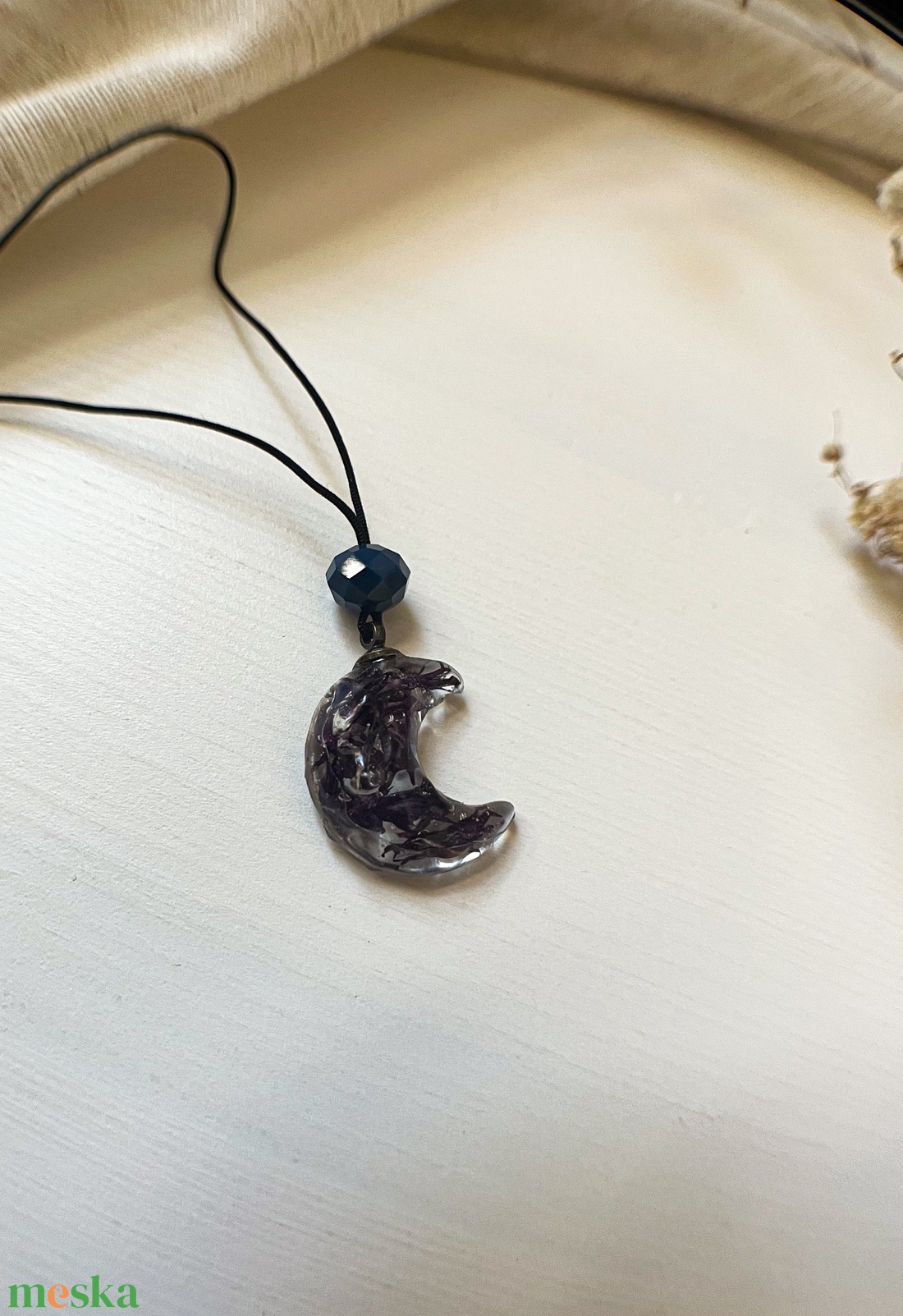 Medálos nyaklánc - Hold alakú műgyanta medál - ékszer - nyaklánc - medálos nyaklánc - Meska.hu