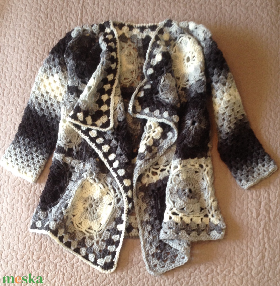 Horgolt kabátka fehér-fekete-szürke patchwork négyzetekből - ruha & divat - női ruha - kabát - Meska.hu Horgolt kabátka fehér-fekete-szürke patchwork négyzetekből - ruha & divat - női ruha - kabát - Meska.hu
