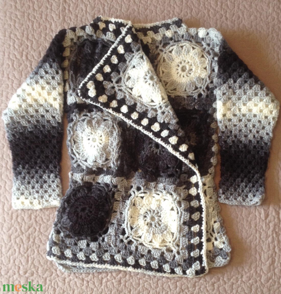 Horgolt kabátka fehér-fekete-szürke patchwork négyzetekből - ruha & divat - női ruha - kabát - Meska.hu Horgolt kabátka fehér-fekete-szürke patchwork négyzetekből - ruha & divat - női ruha - kabát - Meska.hu