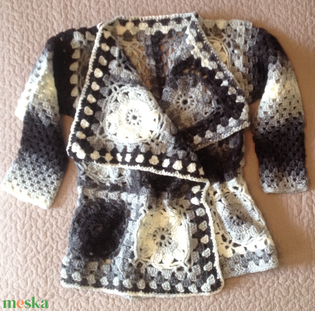 Horgolt kabátka fehér-fekete-szürke patchwork négyzetekből - ruha & divat - női ruha - kabát - Meska.hu Horgolt kabátka fehér-fekete-szürke patchwork négyzetekből - ruha & divat - női ruha - kabát - Meska.hu