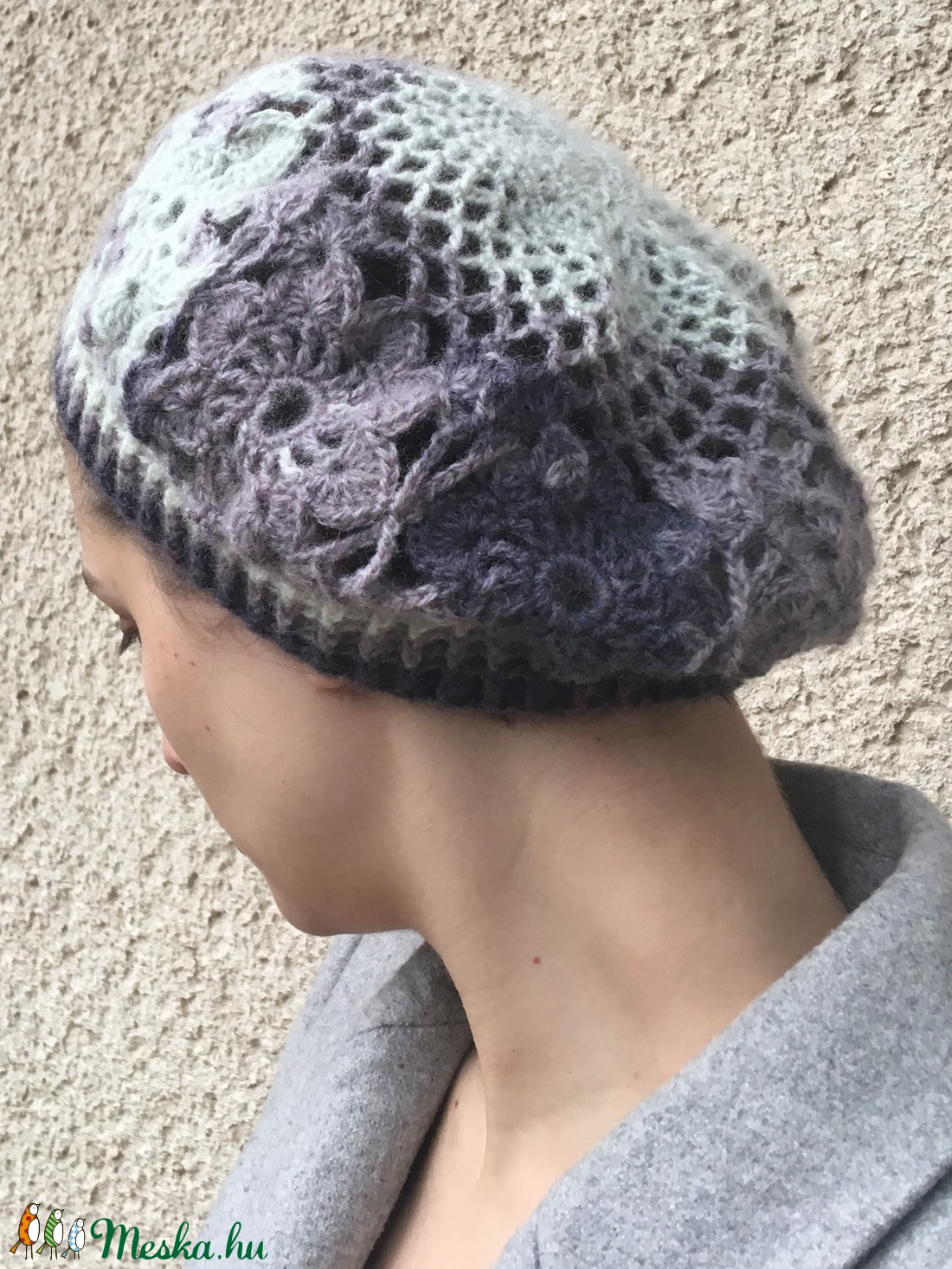 Horgolt gyapjú sapka virágmintával, patchwork kockás stílusban, a szürke árnyalataiban -  - Meska.hu