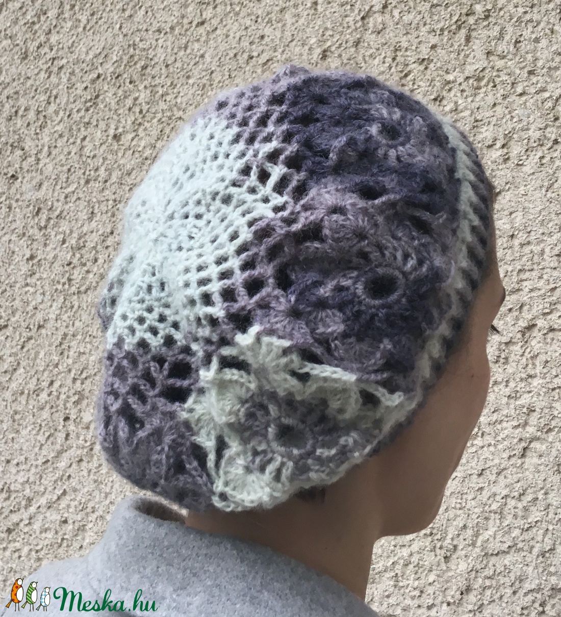 Horgolt gyapjú sapka virágmintával, patchwork kockás stílusban, a szürke árnyalataiban -  - Meska.hu
