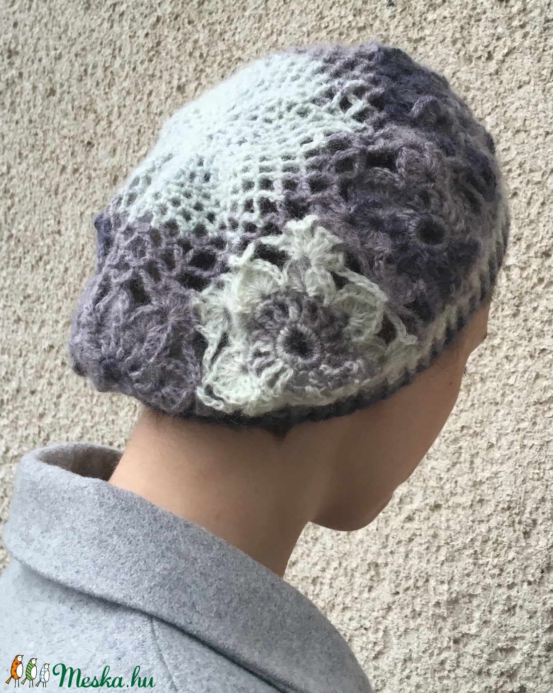 Horgolt gyapjú sapka virágmintával, patchwork kockás stílusban, a szürke árnyalataiban -  - Meska.hu