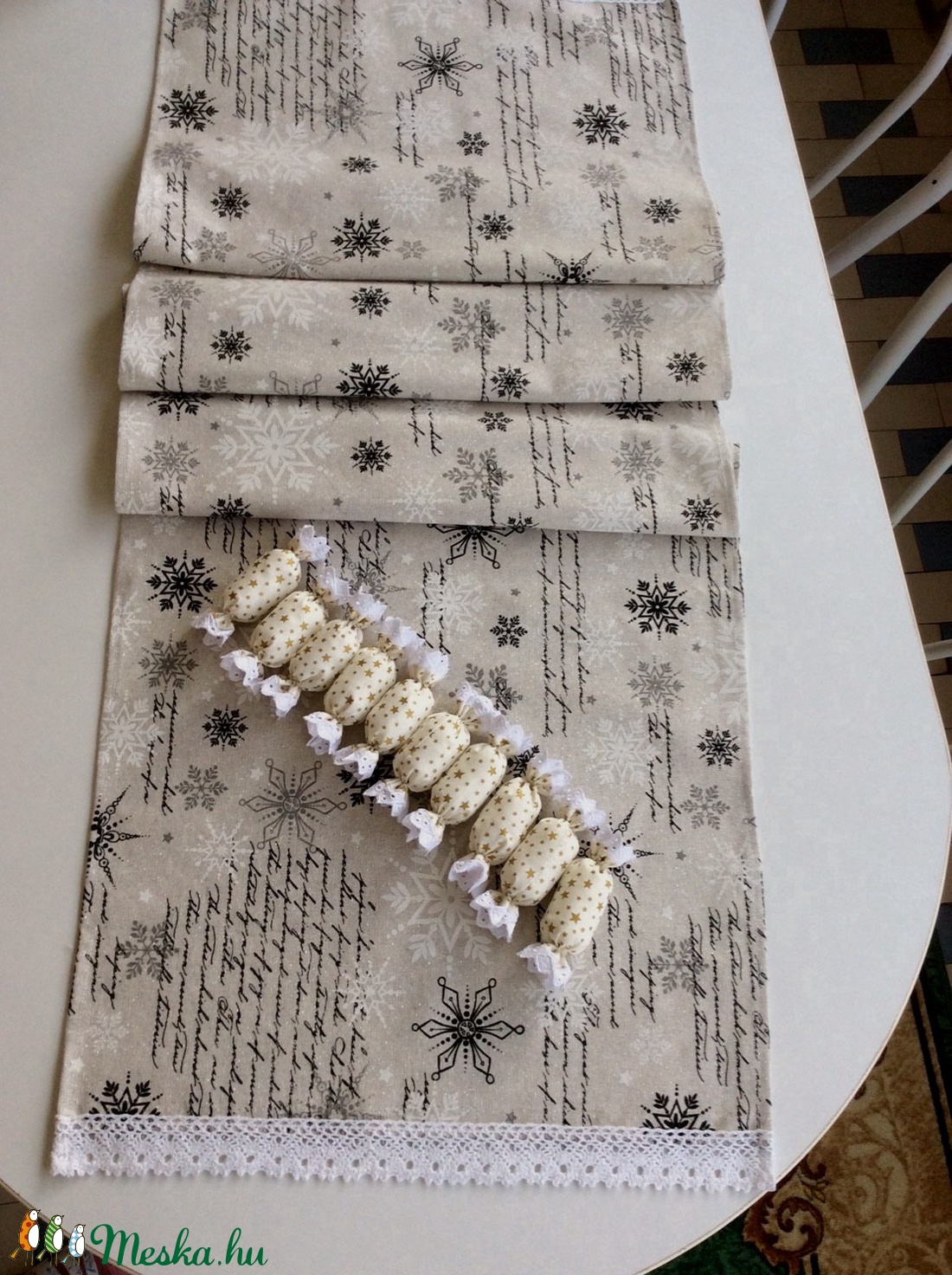 Karácsonyi asztalterítő, textilszaloncukorral - karácsony - karácsonyi lakásdekoráció - Meska.hu