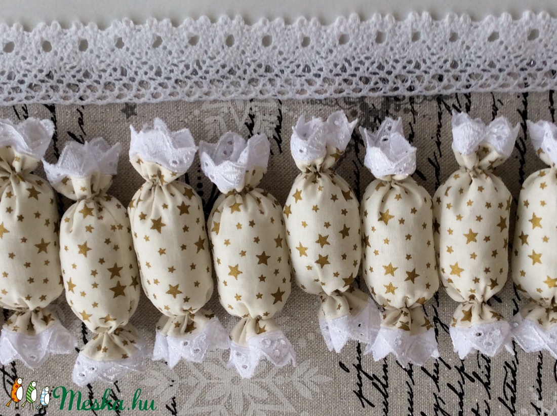 Karácsonyi asztalterítő, textilszaloncukorral - karácsony - karácsonyi lakásdekoráció - Meska.hu