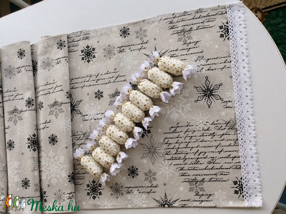 Karácsonyi asztalterítő, textilszaloncukorral - karácsony - karácsonyi lakásdekoráció - Meska.hu