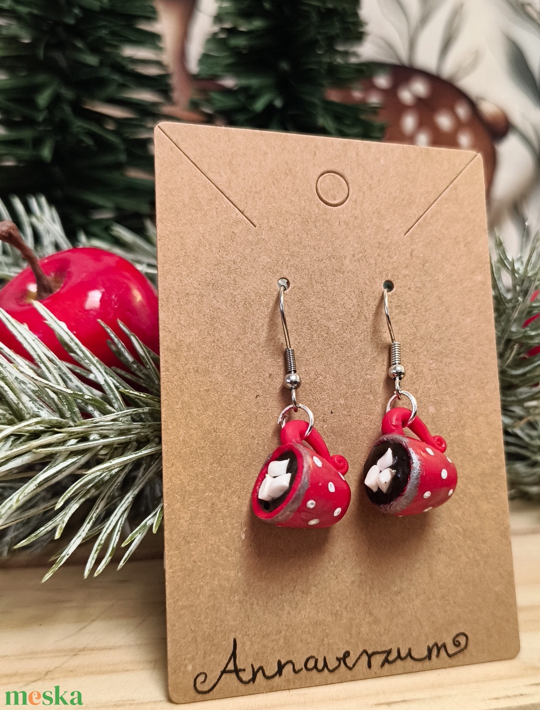 Forró csoki pillecukorral piros pöttyös bögrében, ünnepi fülbevaló süthetőgyurmából - ékszer - fülbevaló - lógó fülbevaló - Meska.hu