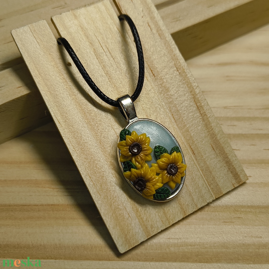 Napraforgó medál süthetőgyurmából - ékszer - nyaklánc - medálos nyaklánc - Meska.hu
