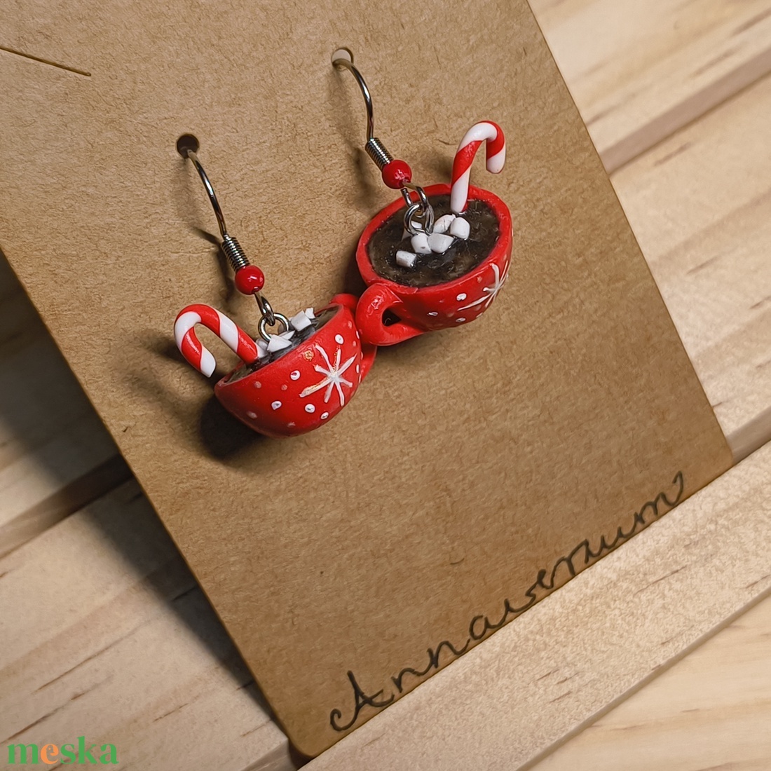 Forró csoki pillecukorral piros bögrében, ünnepi fülbevaló süthetőgyurmából - ékszer - fülbevaló - lógó fülbevaló - Meska.hu