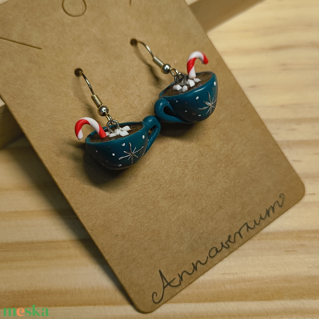 Forró csoki pillecukorral zöld bögrében, ünnepi fülbevaló süthetőgyurmából - ékszer - fülbevaló - lógó fülbevaló - Meska.hu
