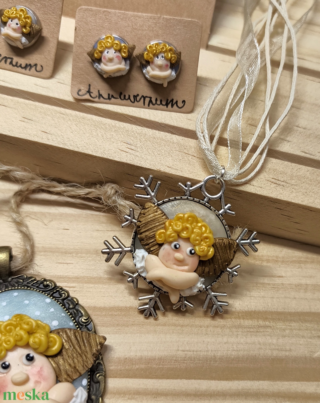 Angyalkás ünnepi, karácsonyi medál, hópehely alappal - ékszer - nyaklánc - medálos nyaklánc - Meska.hu