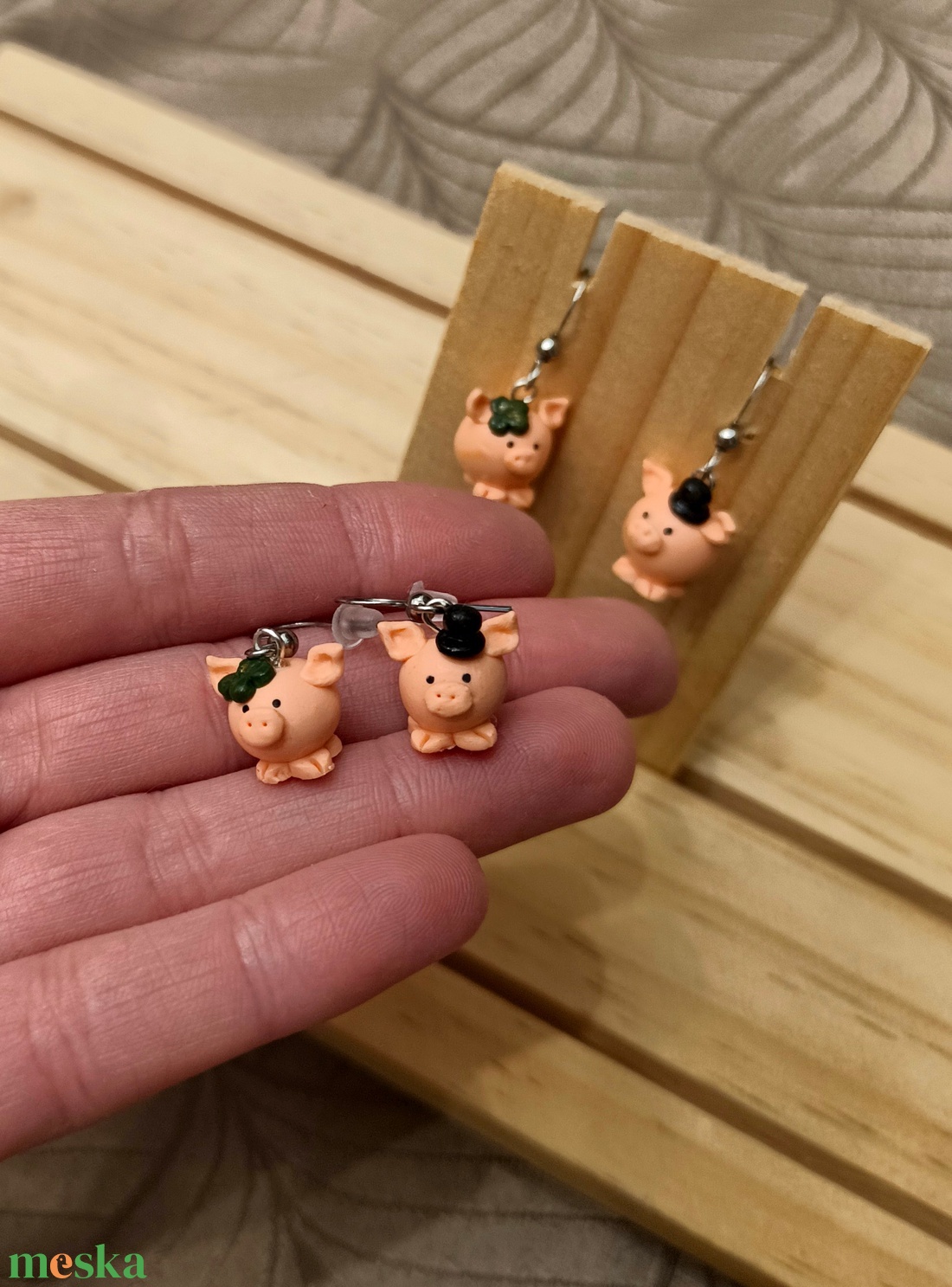 Új évi malackás fülbevaló, ékszer - ékszer - fülbevaló - lógó fülbevaló - Meska.hu