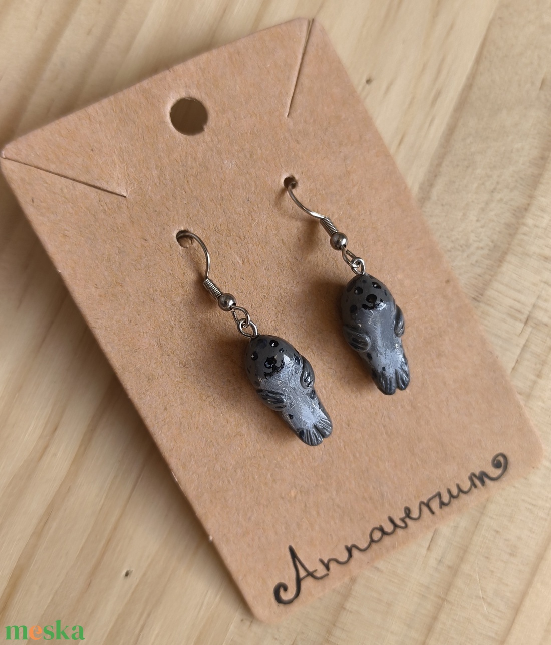 Fókás fülbevaló, süthetőgyurmából és kézzel festve - ékszer - fülbevaló - lógós kerek fülbevaló - Meska.hu