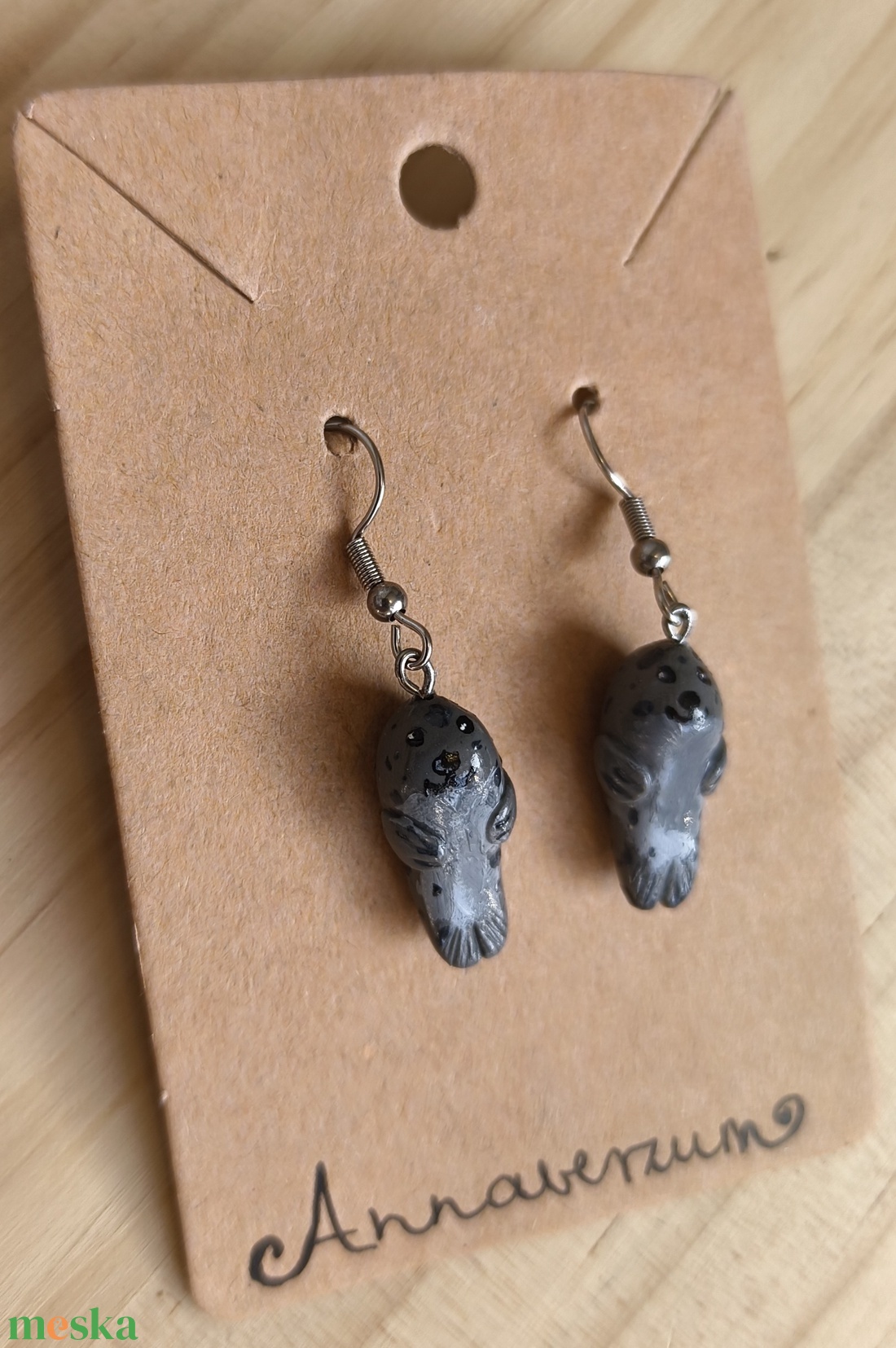 Fókás fülbevaló, süthetőgyurmából és kézzel festve - ékszer - fülbevaló - lógós kerek fülbevaló - Meska.hu