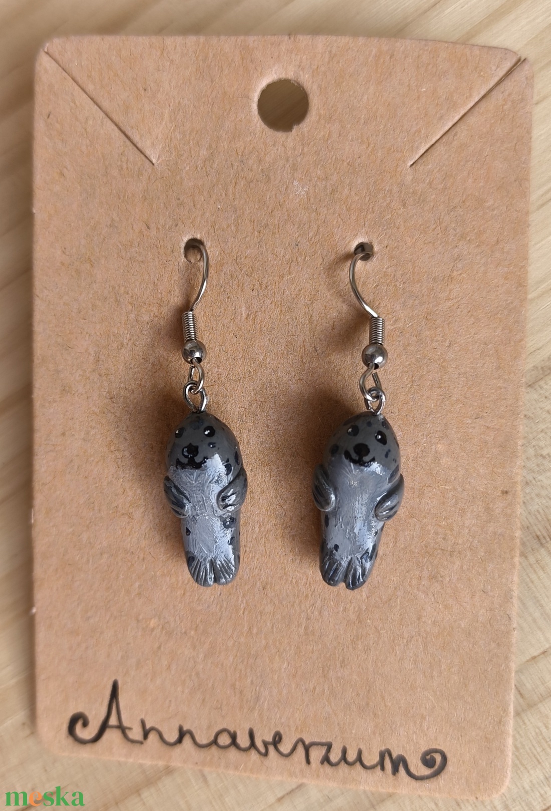 Fókás fülbevaló, süthetőgyurmából és kézzel festve - ékszer - fülbevaló - lógós kerek fülbevaló - Meska.hu