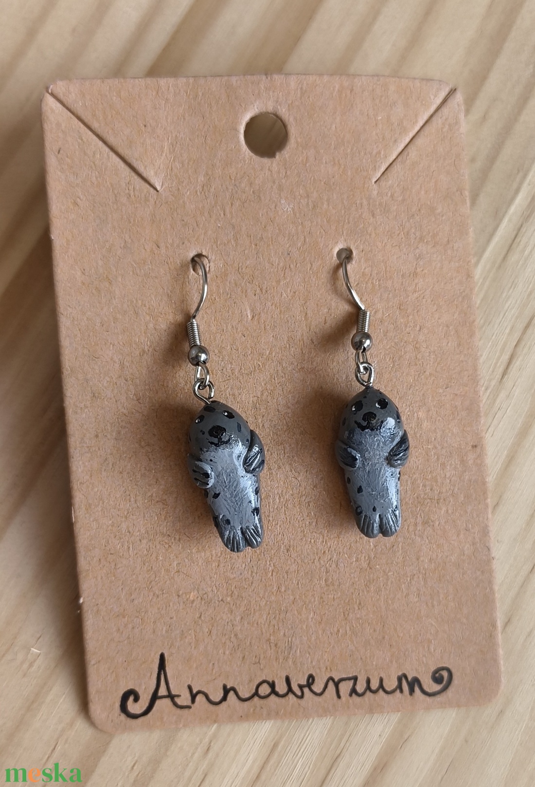 Fókás fülbevaló, süthetőgyurmából és kézzel festve - ékszer - fülbevaló - lógós kerek fülbevaló - Meska.hu