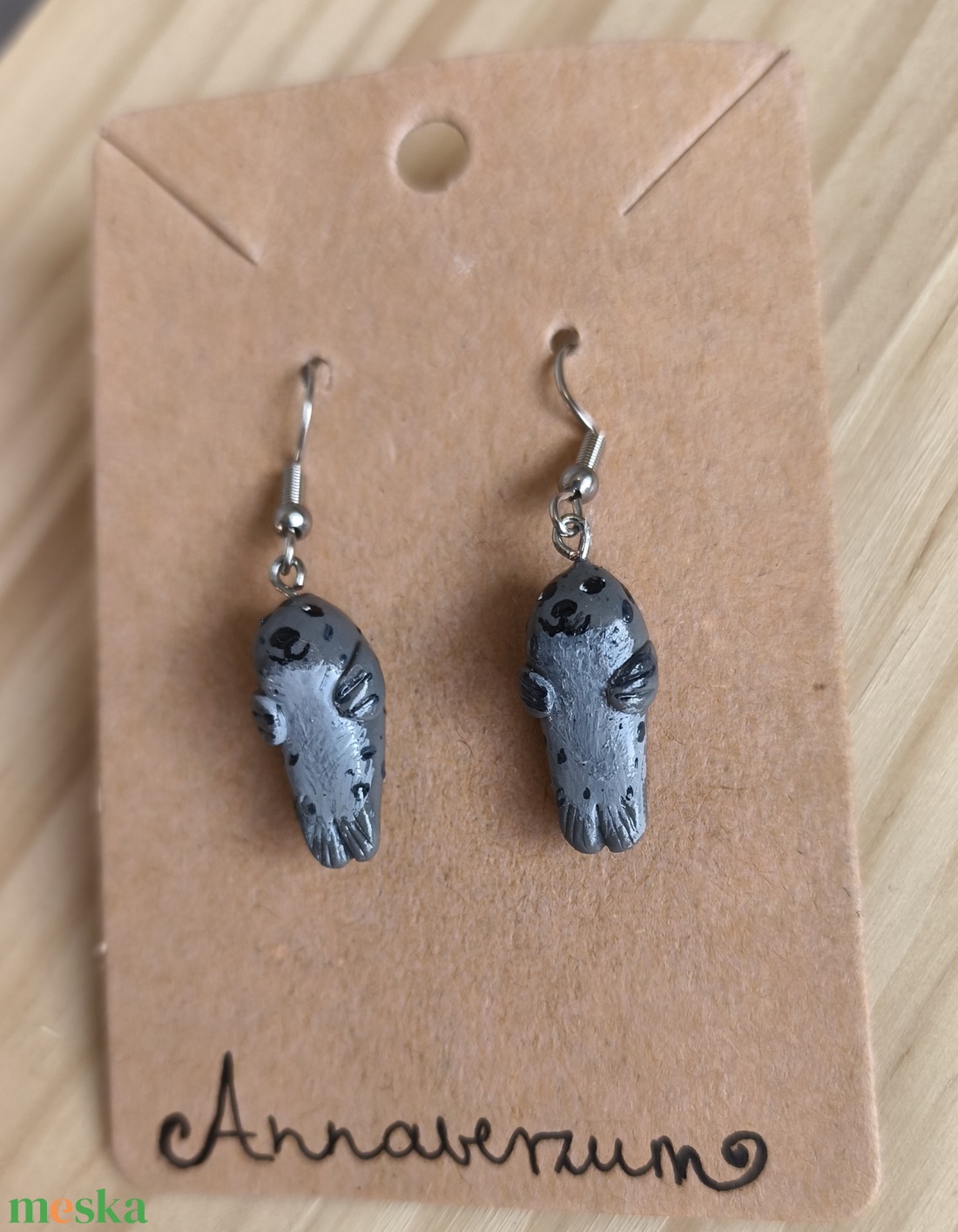 Fókás fülbevaló, süthetőgyurmából és kézzel festve - ékszer - fülbevaló - lógós kerek fülbevaló - Meska.hu