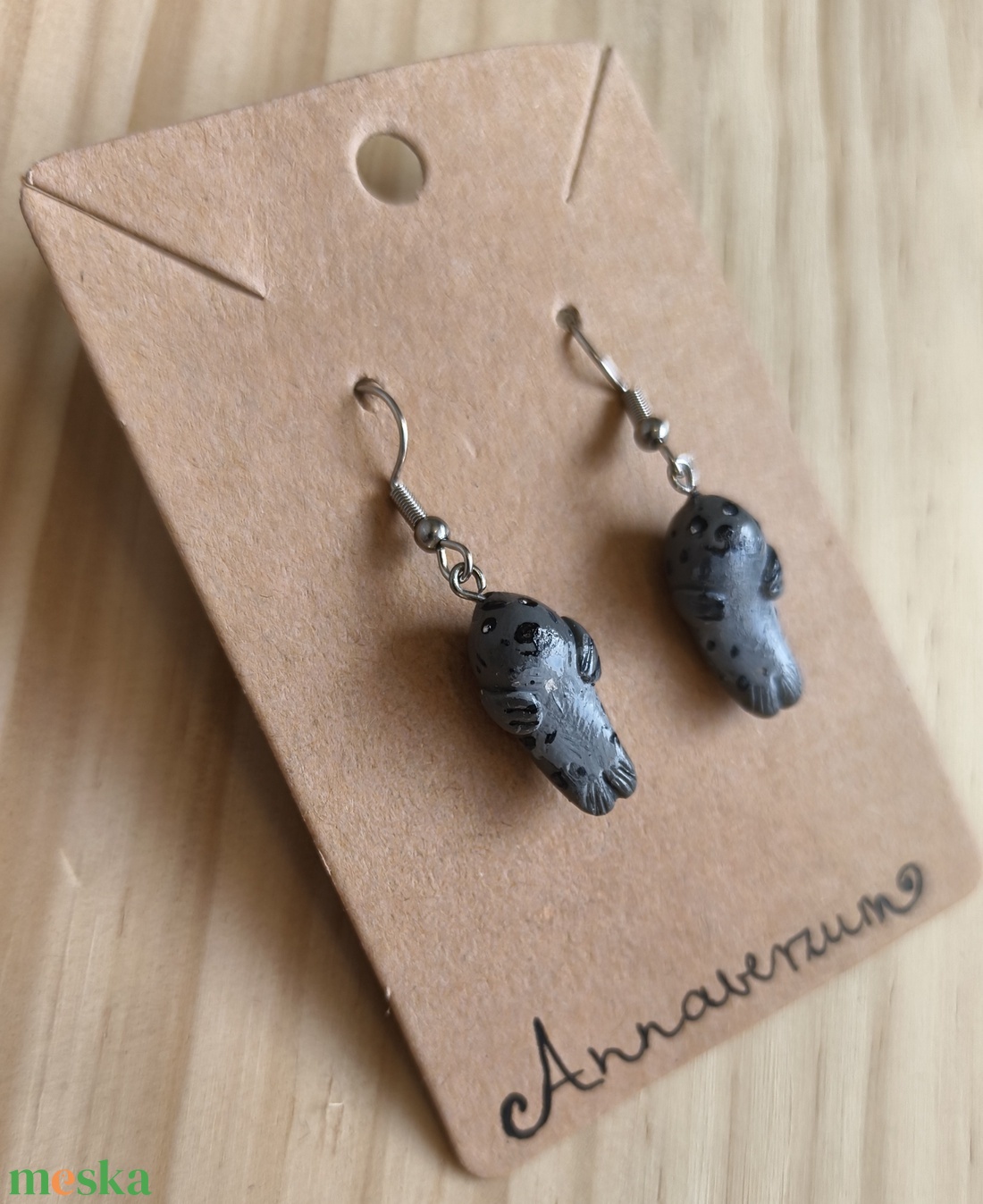 Fókás fülbevaló, süthetőgyurmából és kézzel festve - ékszer - fülbevaló - lógós kerek fülbevaló - Meska.hu