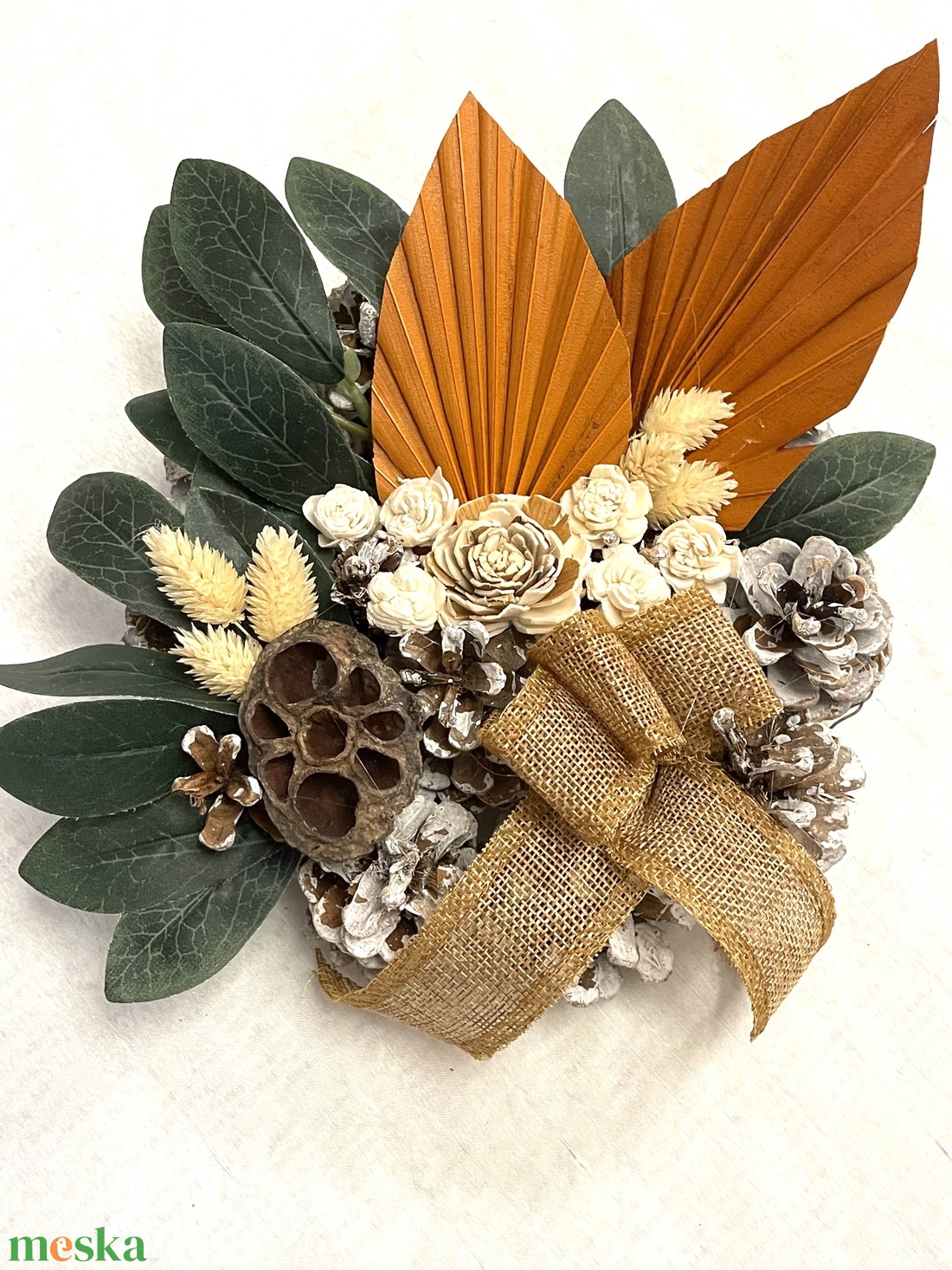 Sírdísz toboz alapon, szárazvirágokkal, termésekkel, szalaggal díszítve - otthon & életmód - vallás - temetkezési tárgy - sírdísz, kegyeleti dísz - Meska.hu