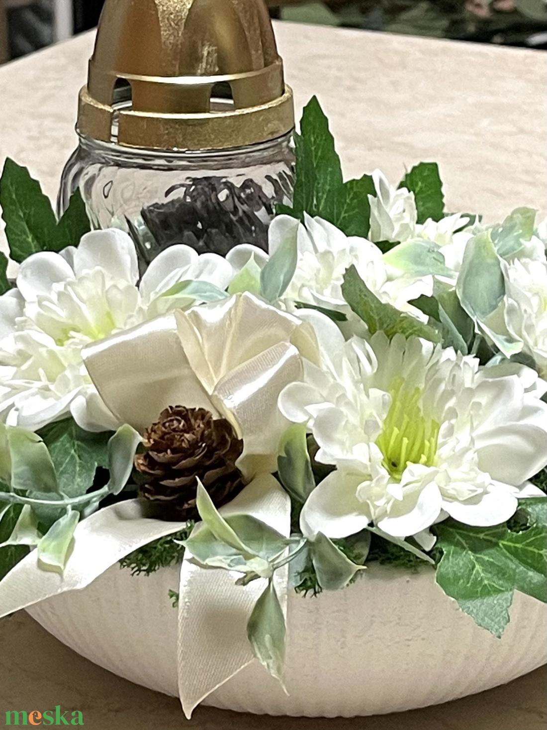 Sírdísz cement-gipsz kaspóban, hófehér selyemvirágokkal, mécsessel  - otthon & életmód - vallás - temetkezési tárgy - sírdísz, kegyeleti dísz - Meska.hu