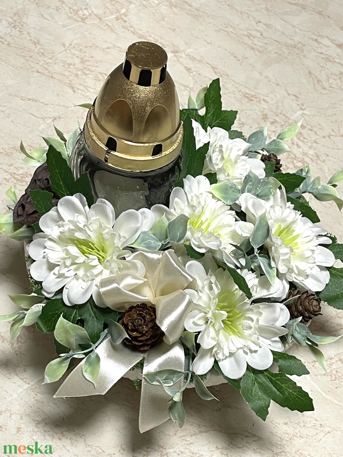 Sírdísz cement-gipsz kaspóban, hófehér selyemvirágokkal, mécsessel  - otthon & életmód - vallás - temetkezési tárgy - sírdísz, kegyeleti dísz - Meska.hu