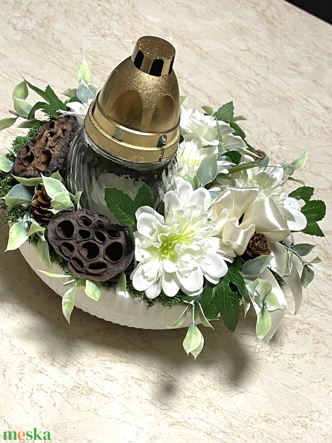 Sírdísz cement-gipsz kaspóban, hófehér selyemvirágokkal, mécsessel  - otthon & életmód - vallás - temetkezési tárgy - sírdísz, kegyeleti dísz - Meska.hu