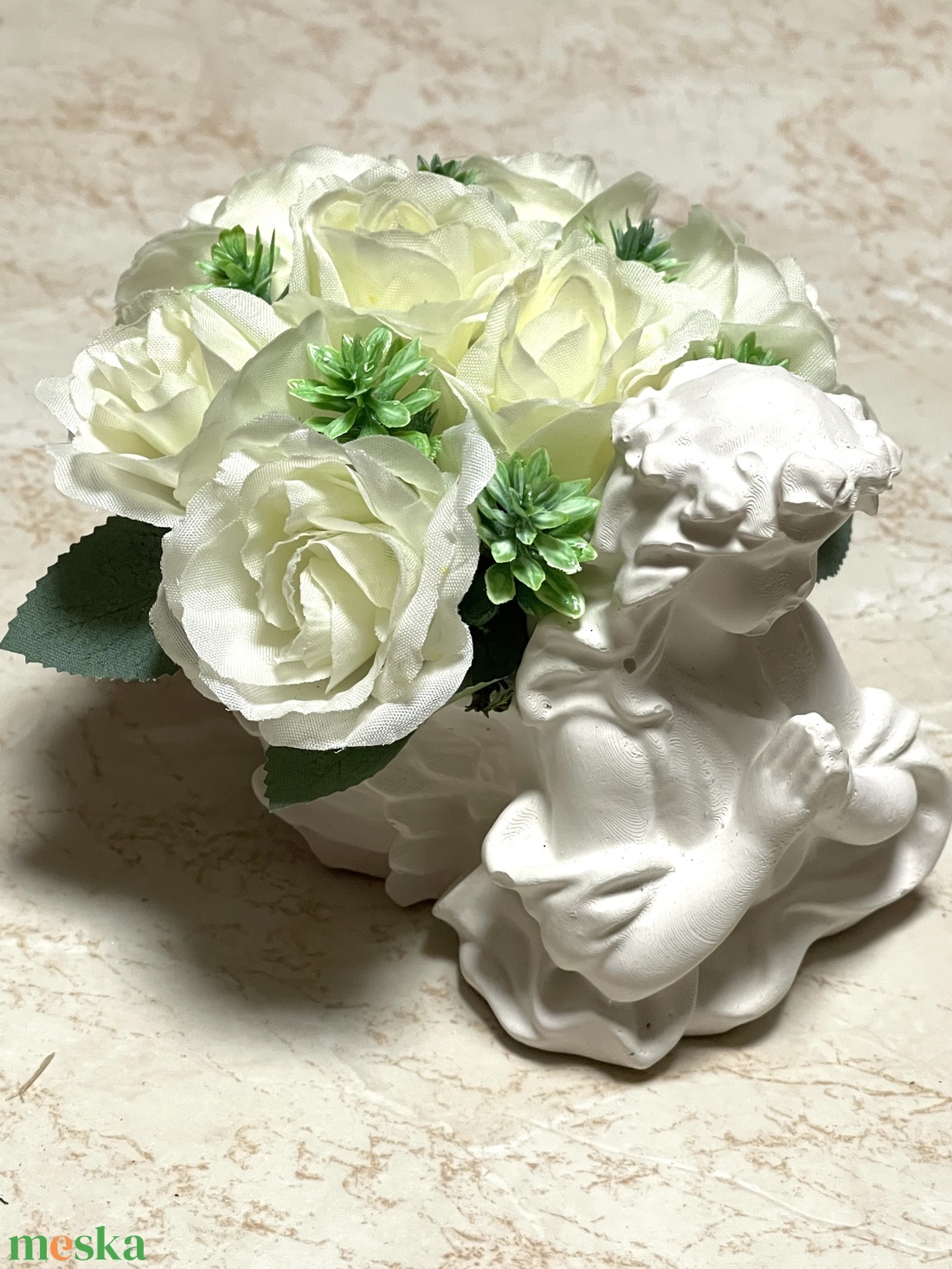 Hófehér angyalkás kicsi sírdísz selyem rózsákkal díszítve - otthon & életmód - vallás - temetkezési tárgy - sírdísz, kegyeleti dísz - Meska.hu