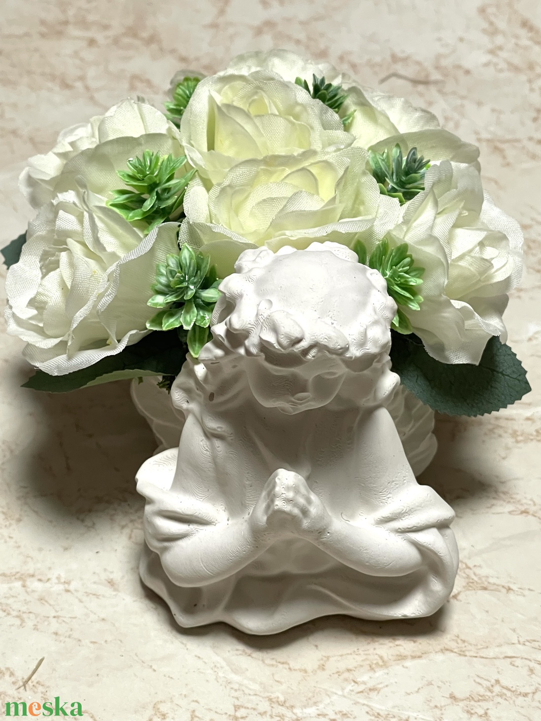 Hófehér angyalkás kicsi sírdísz selyem rózsákkal díszítve - otthon & életmód - vallás - temetkezési tárgy - sírdísz, kegyeleti dísz - Meska.hu