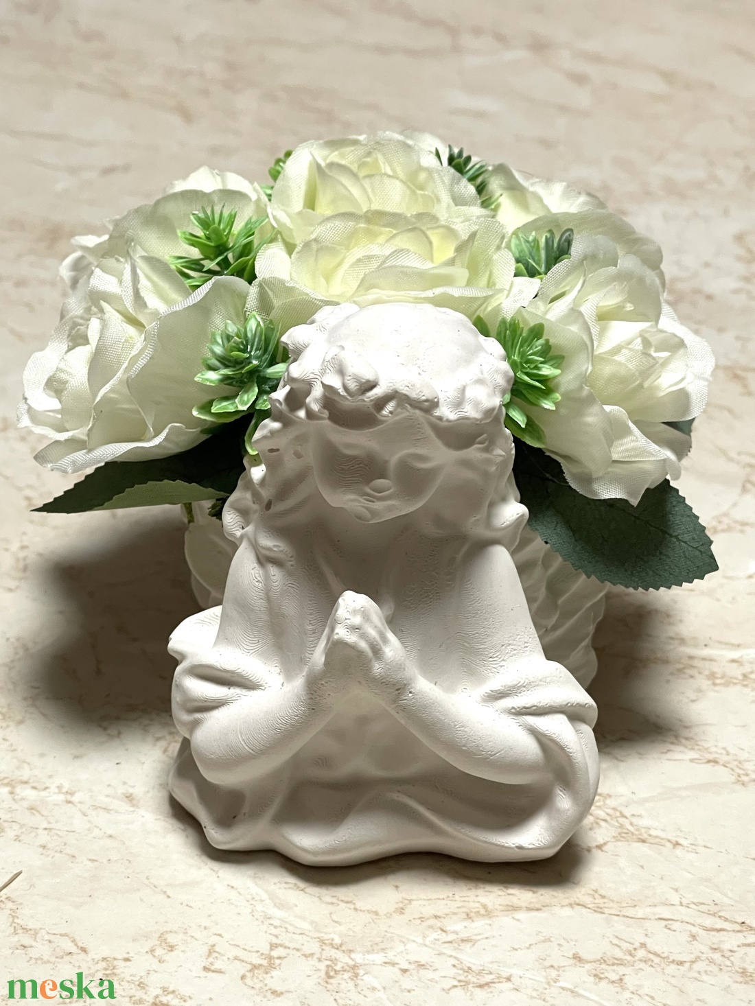 Hófehér angyalkás kicsi sírdísz selyem rózsákkal díszítve - otthon & életmód - vallás - temetkezési tárgy - sírdísz, kegyeleti dísz - Meska.hu
