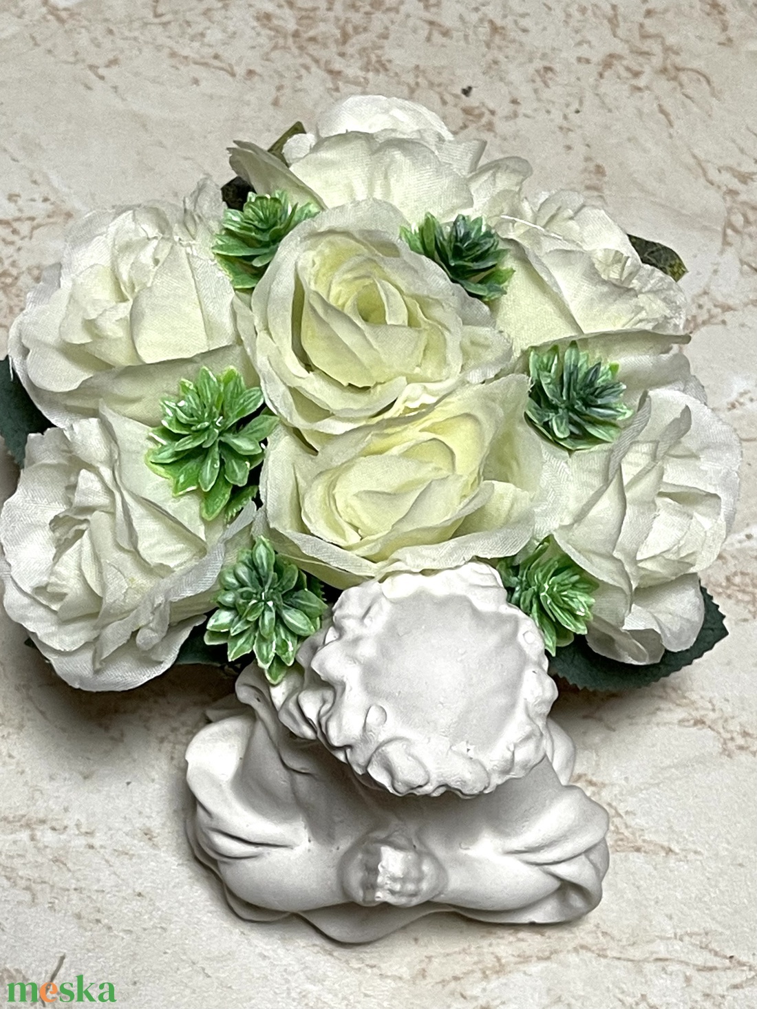 Hófehér angyalkás kicsi sírdísz selyem rózsákkal díszítve - otthon & életmód - vallás - temetkezési tárgy - sírdísz, kegyeleti dísz - Meska.hu